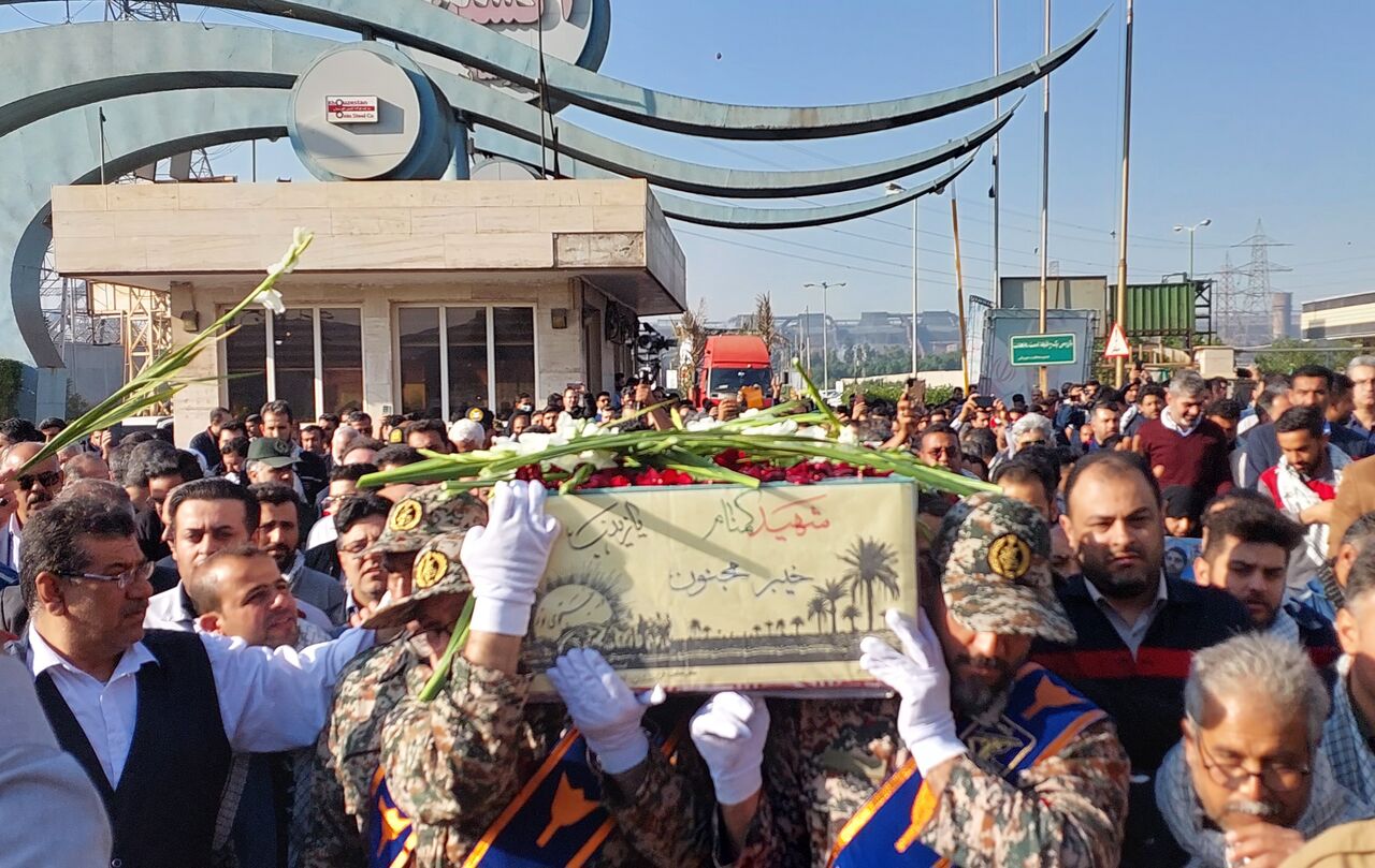 تشییع پیکر مطهر شهید گمنام دوران هشت سال دفاع مقدس دوشنبه در محل شرکت فولاد اکسین خوزستان