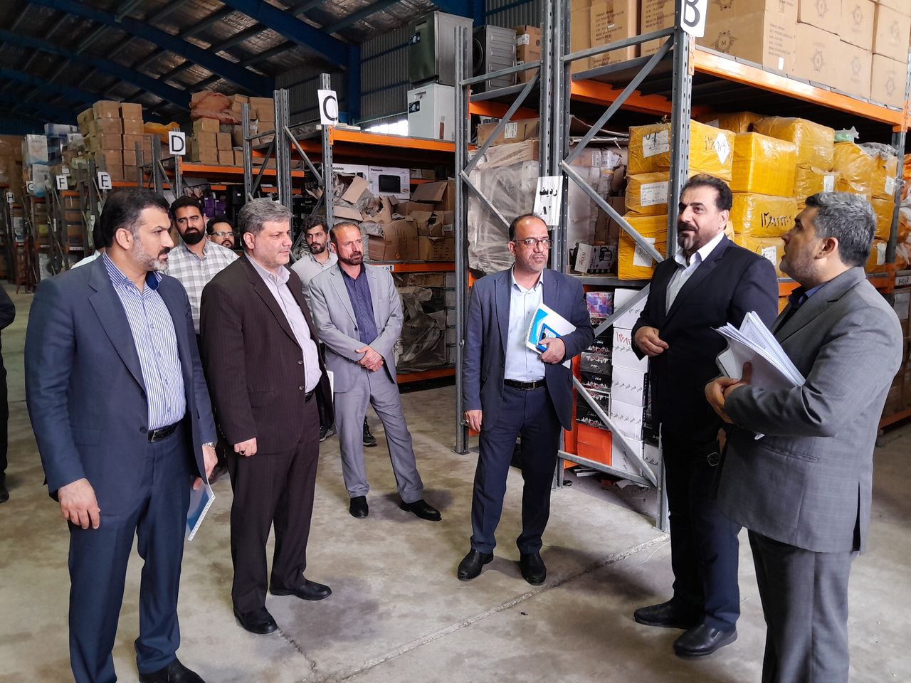 دادستان مرکز خوزستان با بازدید سرزده از انبارهای اموال تملیکی بر تسریع تعیین تکلیف کالاهای متروکه تاکید کرد.