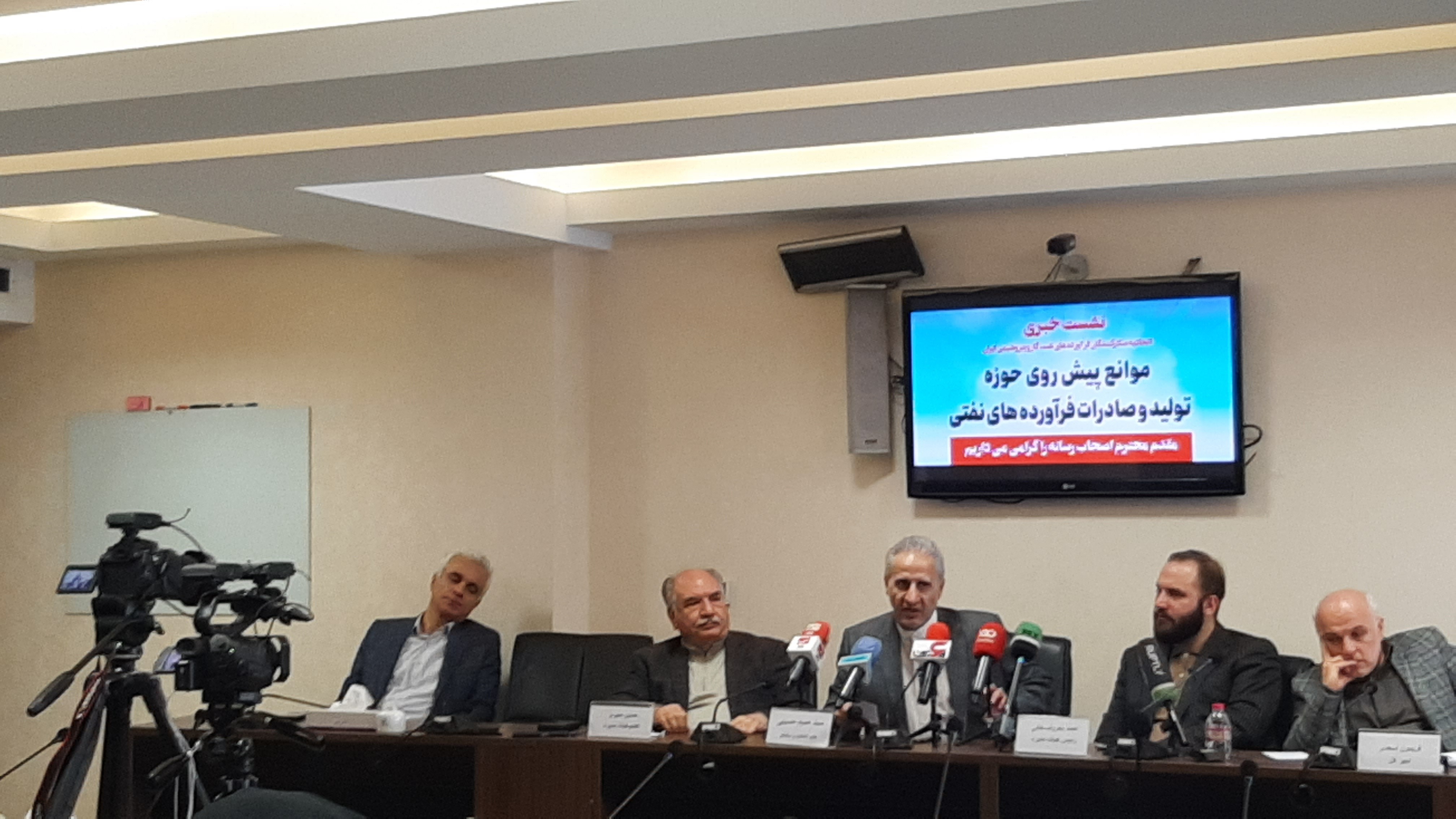 رئیس اتحادیه صادرکنندگان نفت مطرح کرد: ماجرای برگشت بنزین ایران از سوی طالبان صحت دارد؟/ افغانستان ملاک تشخیص کیفیت بنزین ایرانی نیست!